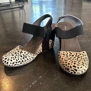 🐆Corkys Women's Timeout Elastic Calf Hair Leather Wedge Heel (Cheetah)